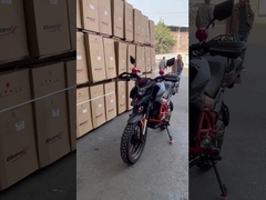 Motorcycle sport équipé d'un débitmètre et d'un débitmètre et d'un moteur à refroidissement par eau